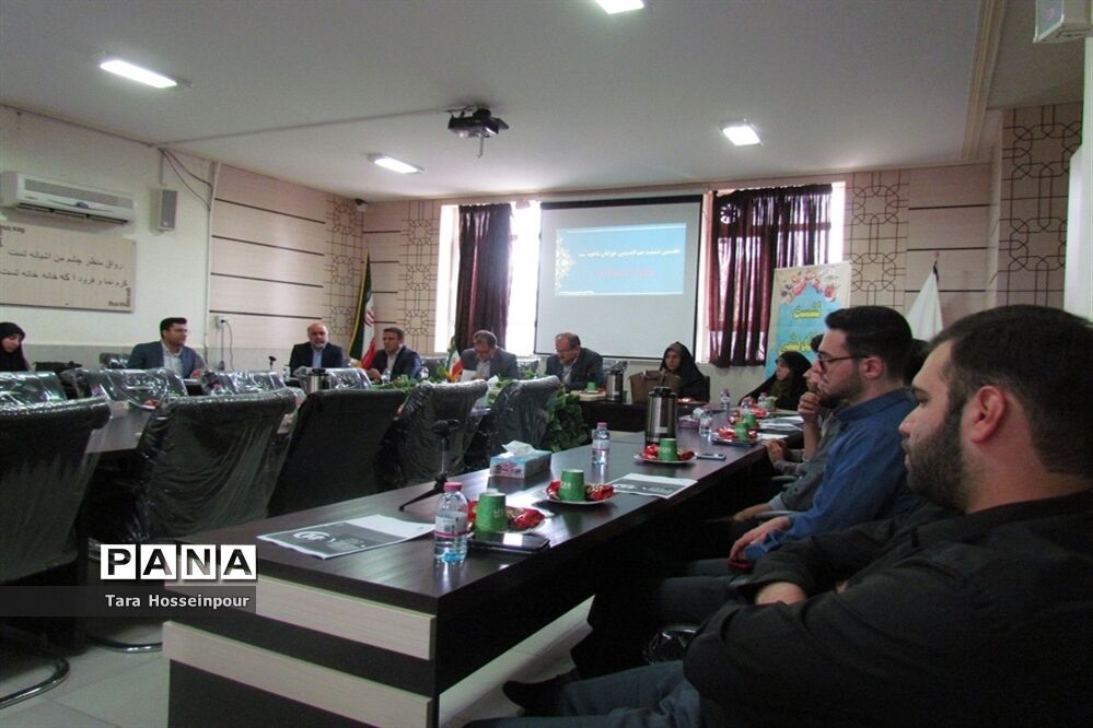 نشست صمیمی معلمان جوان ناحیه 3 با مدیر آموزش و پرورش‌