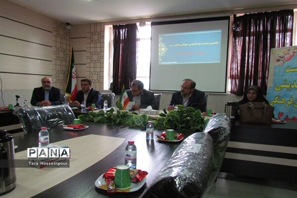 نشست صمیمی معلمان جوان ناحیه 3 با مدیر آموزش و پرورش‌
