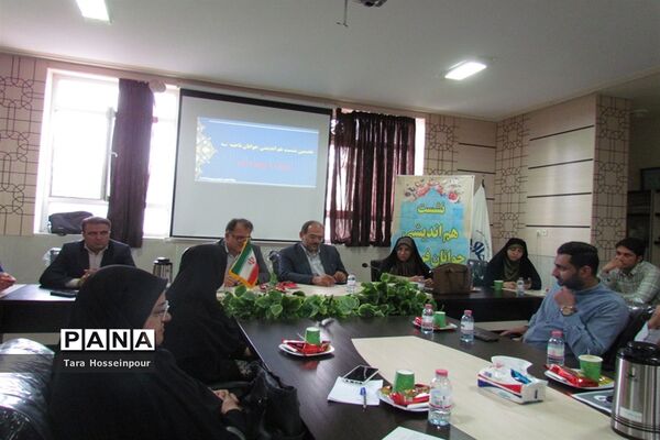 نشست صمیمی معلمان جوان ناحیه 3 با مدیر آموزش و پرورش‌