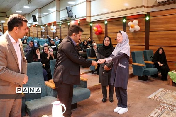 ‌تقدیر از برگزیدگان طرح‌ها و برنامه‌های معاونت آموزش ابتدایی آموزش و پرورش ناحیه 2 شهرری