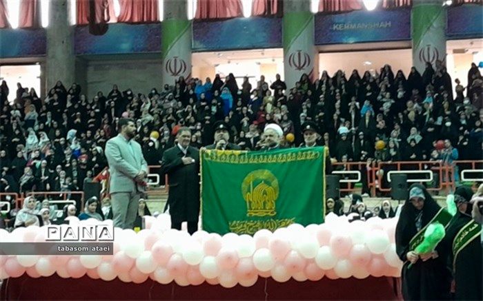 حضور خدام حرم مطهر رضوی به مناسبت دهه کرامت در کرمانشاه/فیلم