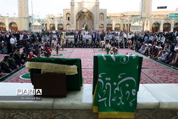 آیین تعویض پرچم گنبد حرم حضرت معصومه(س)