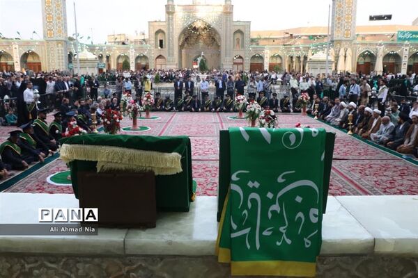 آیین تعویض پرچم گنبد حرم حضرت معصومه(س)