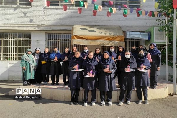 تقدیر از دانش‌آموزان برتر قرآن و حجاب و برترین‌های علمی و فرهنگی و پژوهشی دبیرستان شهیده قزوینی منطقه ۱۳