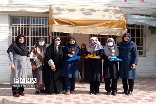 تقدیر از دانش‌آموزان برتر قرآن و حجاب و برترین‌های علمی و فرهنگی و پژوهشی دبیرستان شهیده قزوینی منطقه ۱۳