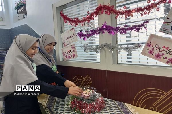 تقدیر از دانش‌آموزان برتر قرآن و حجاب و برترین‌های علمی و فرهنگی و پژوهشی دبیرستان شهیده قزوینی منطقه ۱۳