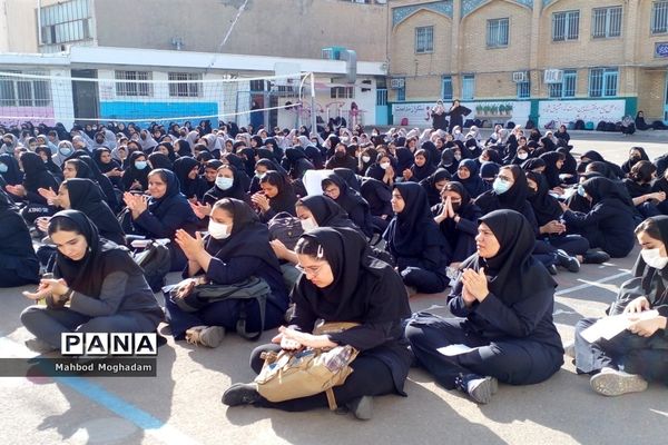 تقدیر از دانش‌آموزان برتر قرآن و حجاب و برترین‌های علمی و فرهنگی و پژوهشی دبیرستان شهیده قزوینی منطقه ۱۳