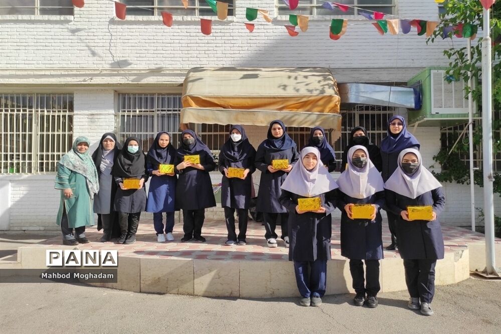تقدیر از دانش‌آموزان برتر قرآن و حجاب و برترین‌های علمی و فرهنگی و پژوهشی دبیرستان شهیده قزوینی منطقه ۱۳