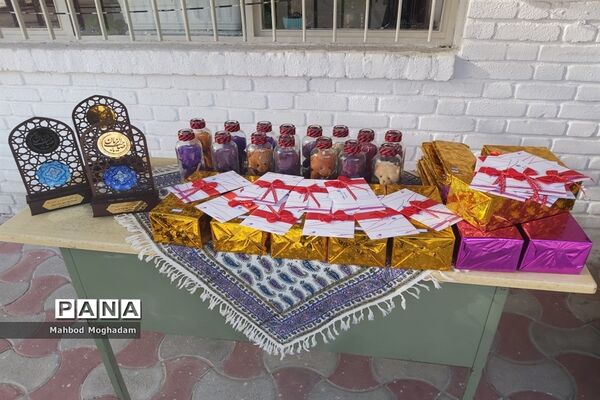 تقدیر از دانش‌آموزان برتر قرآن و حجاب و برترین‌های علمی و فرهنگی و پژوهشی دبیرستان شهیده قزوینی منطقه ۱۳