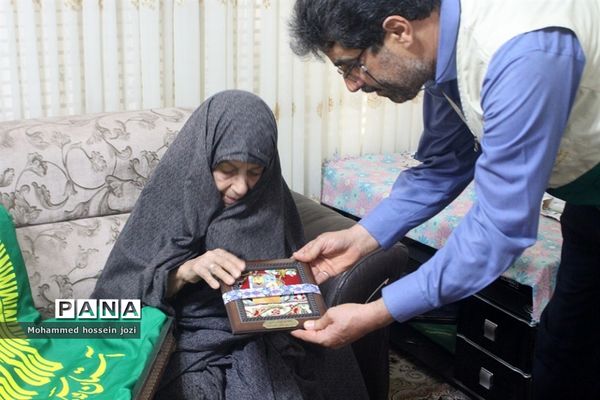 دیدار خادمیاران رضوی قم با مادر شهیدان عباسی