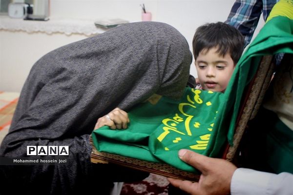 دیدار خادمیاران رضوی قم با مادر شهیدان عباسی