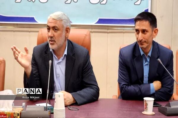 گرامیداشت دهه کرامت و دیدار دانش‌آموزان دختر بهارستانی با فرماندار بهارستان