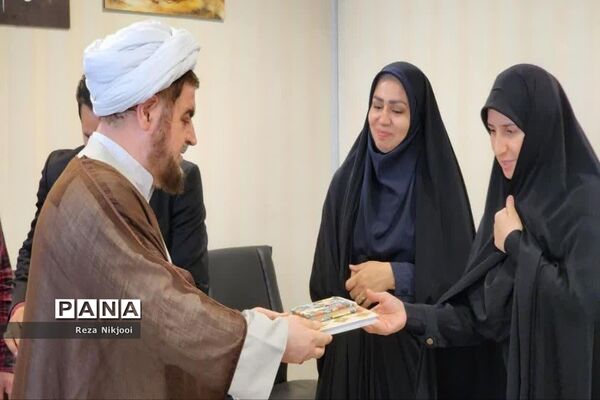 گرامیداشت دهه کرامت و دیدار دانش‌آموزان دختر بهارستانی با فرماندار بهارستان