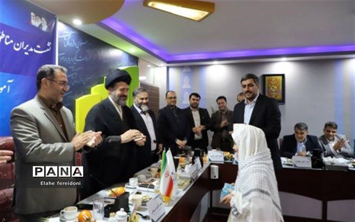 تقدیر مدیرکل آموزش و پرورش شهر تهران از دانش‌آموز ریحانه عباسی