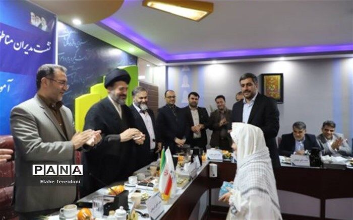 تقدیر مدیرکل آموزش و پرورش شهر تهران از دانش‌آموز ریحانه عباسی