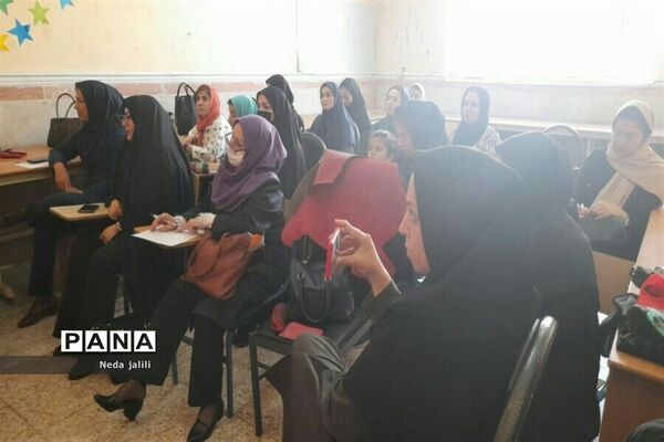 برگزاری کلاس‌های آموزش چرم‌دوزی در شهرستان قرچک