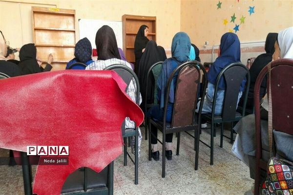 برگزاری کلاس‌های آموزش چرم‌دوزی در شهرستان قرچک