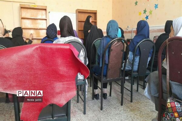 برگزاری کلاس‌های آموزش چرم‌دوزی در شهرستان قرچک