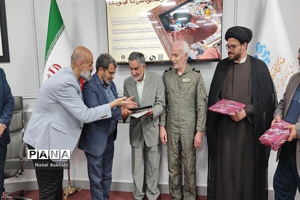 محفل خاطره‌گویی خلبانان جنگنده دوران دفاع مقدس در قم