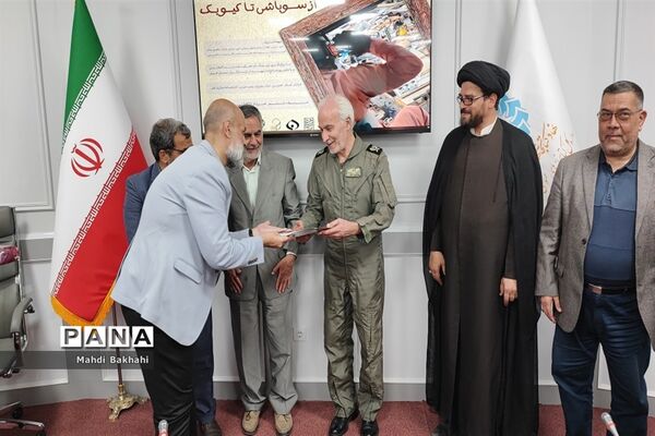 محفل خاطره‌گویی خلبانان جنگنده دوران دفاع مقدس در قم