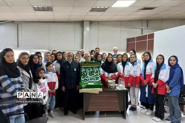 حضور خادمان حرم  امام رضا(ع) با پرچم متبرک به مناسبت هفته کرامت در جمعیت هلال احمر بهارستان ۲