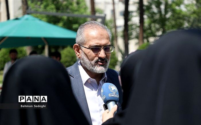صحرایی معلمی را در روستاها برعهده داشته و تسلط مناسبی بر حوزه آموزش‌وپرورش دارد