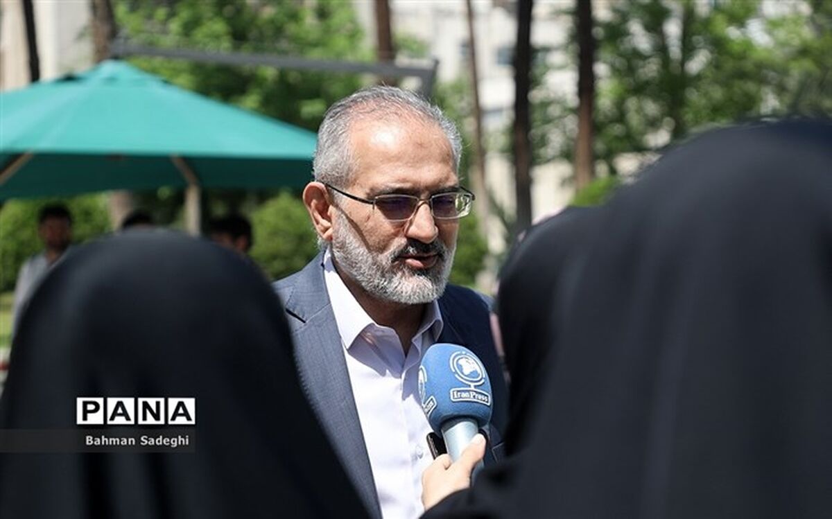 صحرایی معلمی را در روستاها برعهده داشته و تسلط مناسبی بر حوزه آموزش‌وپرورش دارد