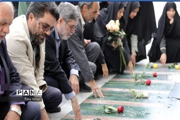 عطرافشانی و گلباران گلزار شهدای بافق