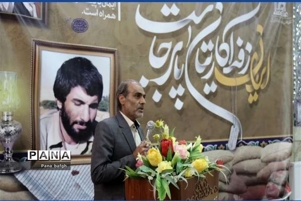 عطرافشانی و گلباران گلزار شهدای بافق