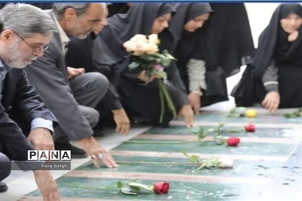 عطرافشانی و گلباران گلزار شهدای بافق