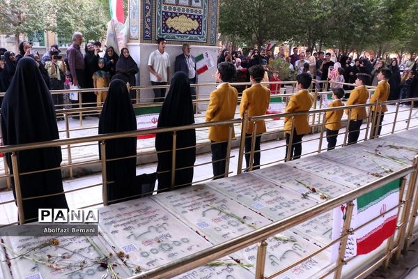 اجرای گروه سرود «میثاق» قم در جوار مزار شهدای آزادسازی خرمشهر