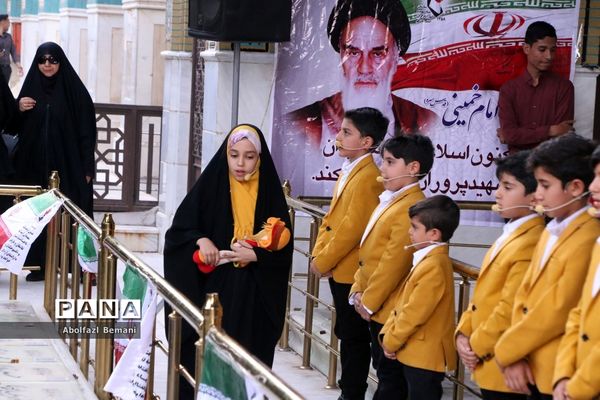 اجرای گروه سرود «میثاق» قم در جوار مزار شهدای آزادسازی خرمشهر