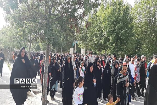 پیاده‌روی خانوادگی به‌مناسبت دهه کرامت در شهرستان مانه وسملقان