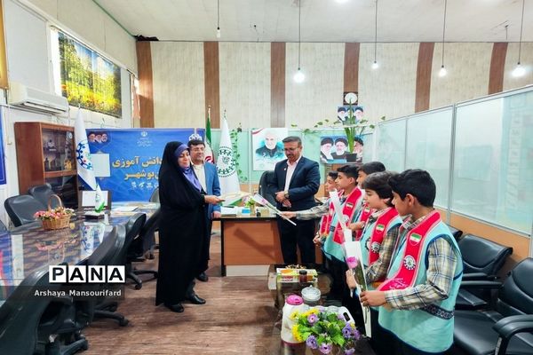 تجلیل از مدیر سازمان دانش‌آموزی استان بوشهر