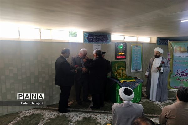 حضور خادمان آستان قدس رضوی به همراه پرچم مقدس امام رضا (ع)