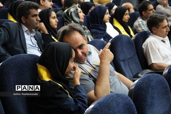 همایش پدر دختری با عنوان دختر بابا به‌مناسبت دهه کرامت در فرهنگسرای ولاء ناحیه یک شهرری