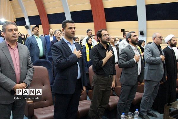 همایش پدر دختری با عنوان دختر بابا به‌مناسبت دهه کرامت در فرهنگسرای ولاء ناحیه یک شهرری