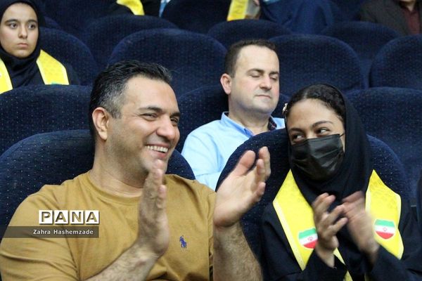 همایش پدر دختری با عنوان دختر بابا به‌مناسبت دهه کرامت در فرهنگسرای ولاء ناحیه یک شهرری