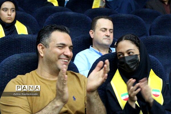 همایش پدر دختری با عنوان دختر بابا به‌مناسبت دهه کرامت در فرهنگسرای ولاء ناحیه یک شهرری