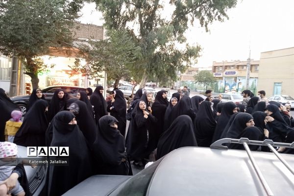 استقبال مردم از کاروان «زیر سایه خورشید» در قم