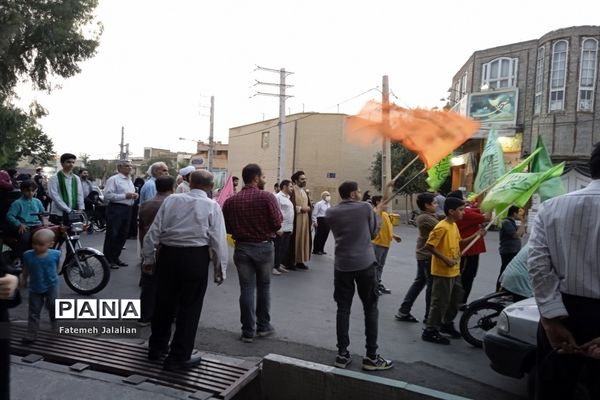 استقبال مردم از کاروان «زیر سایه خورشید» در قم