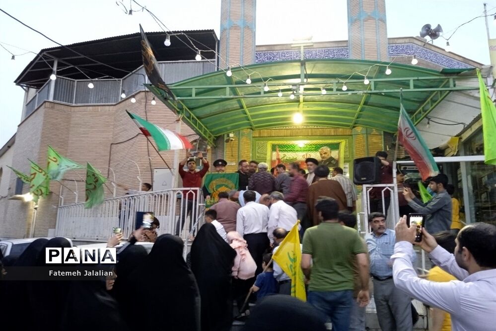 استقبال مردم از کاروان «زیر سایه خورشید» در قم