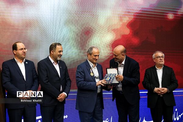 اعطای نخستین نشان عالی دانش