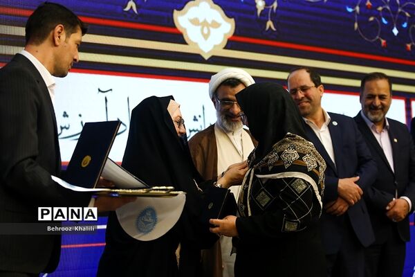 اعطای نخستین نشان عالی دانش