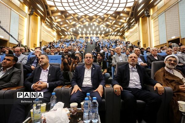 اعطای نخستین نشان عالی دانش