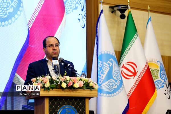 اعطای نخستین نشان عالی دانش