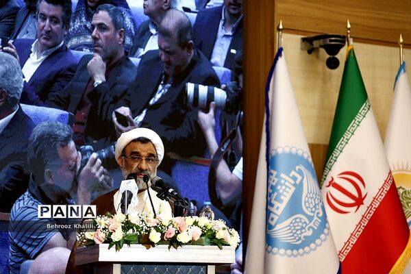 اعطای نخستین نشان عالی دانش