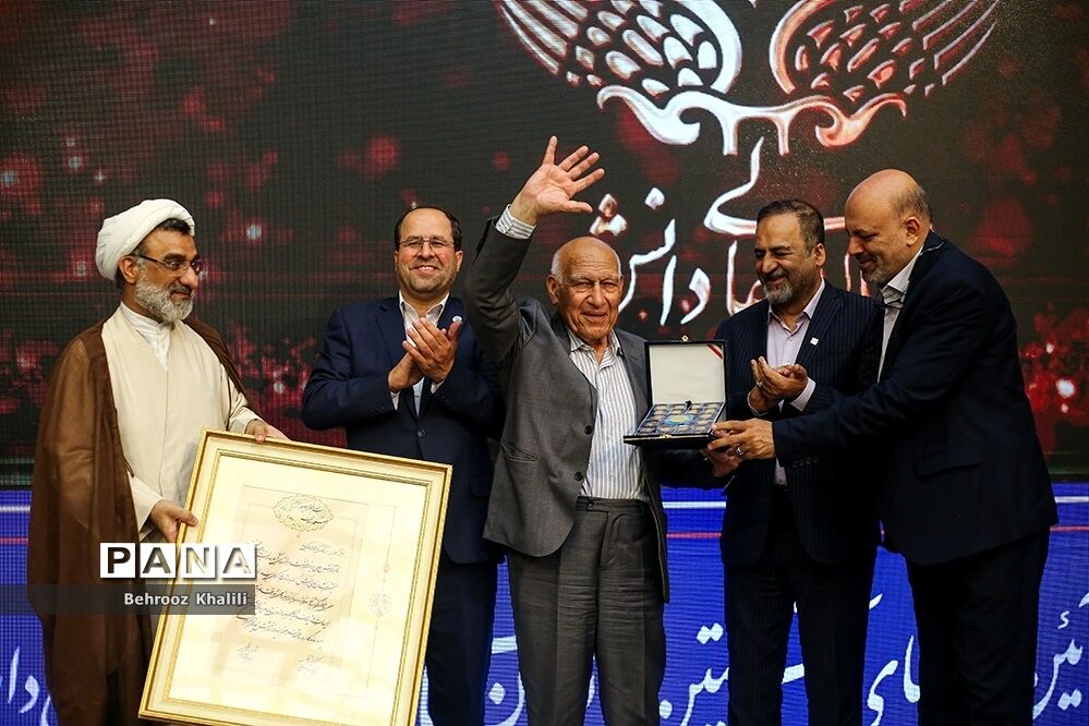 اعطای نخستین نشان عالی دانش