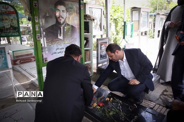 تجدید بیعت وزیر آموزش و پرورش با آرمان‌های امام راحل و ادای احترام به مقام شامخ شهیدان رجایی و باهنر