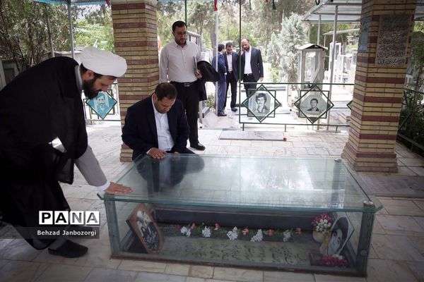 تجدید بیعت وزیر آموزش و پرورش با آرمان‌های امام راحل و ادای احترام به مقام شامخ شهیدان رجایی و باهنر